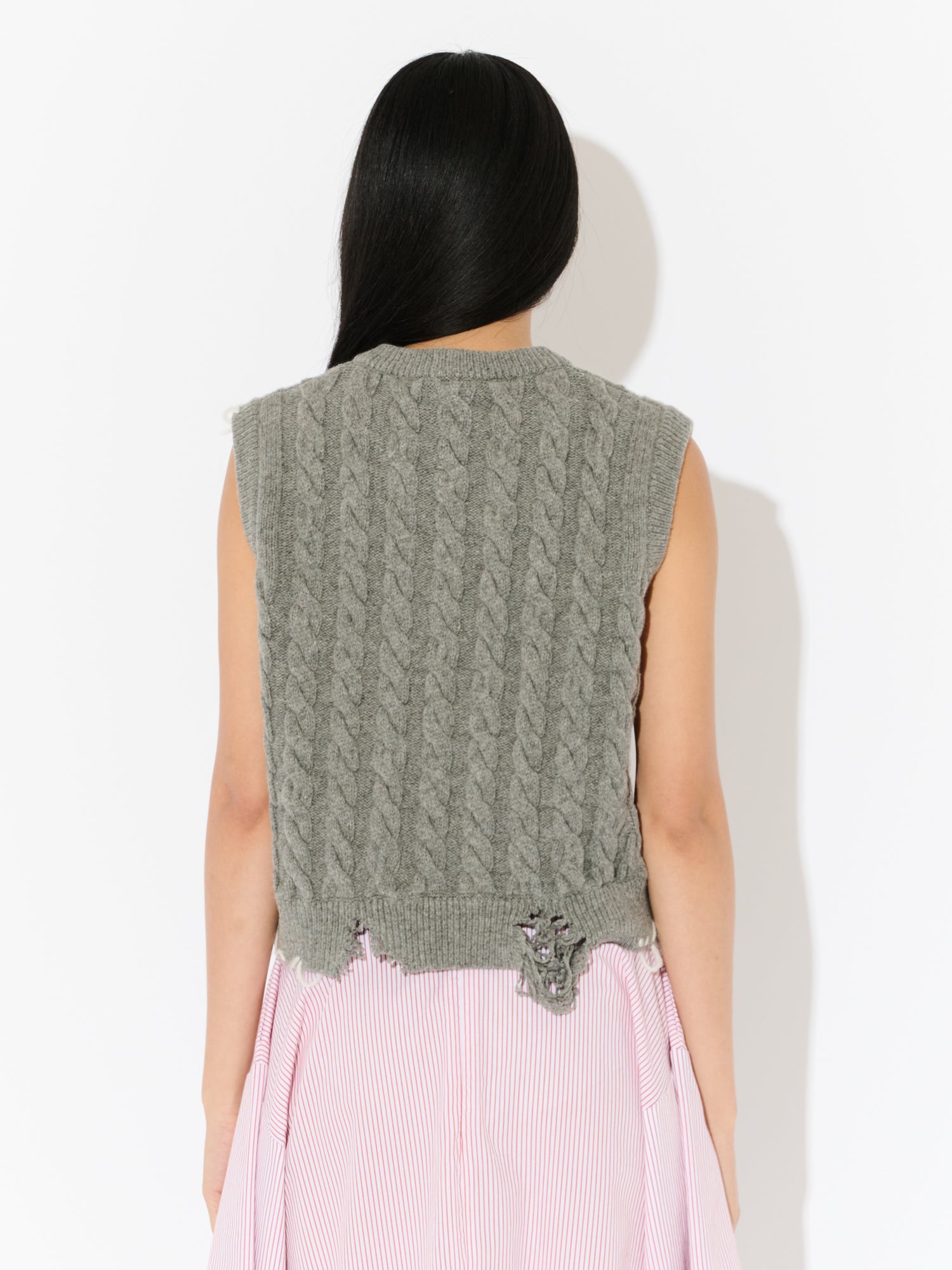 LABEL CABLE KNITTED VEST in GREY - Image 4